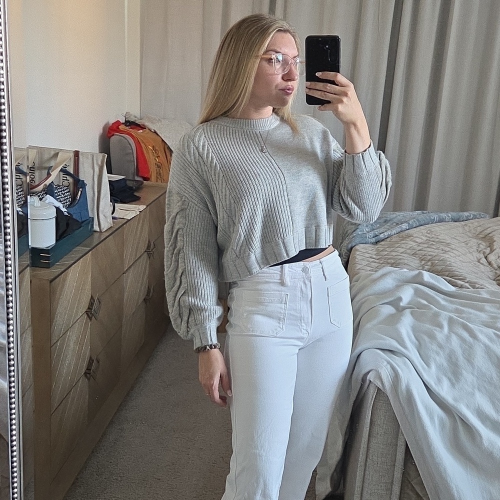initial NWT Pullover Cropped, Light Grey